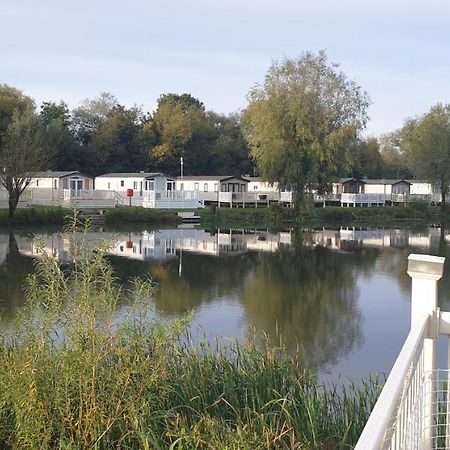 Lakeside Cotswold Holiday Home Cirencester Luaran gambar