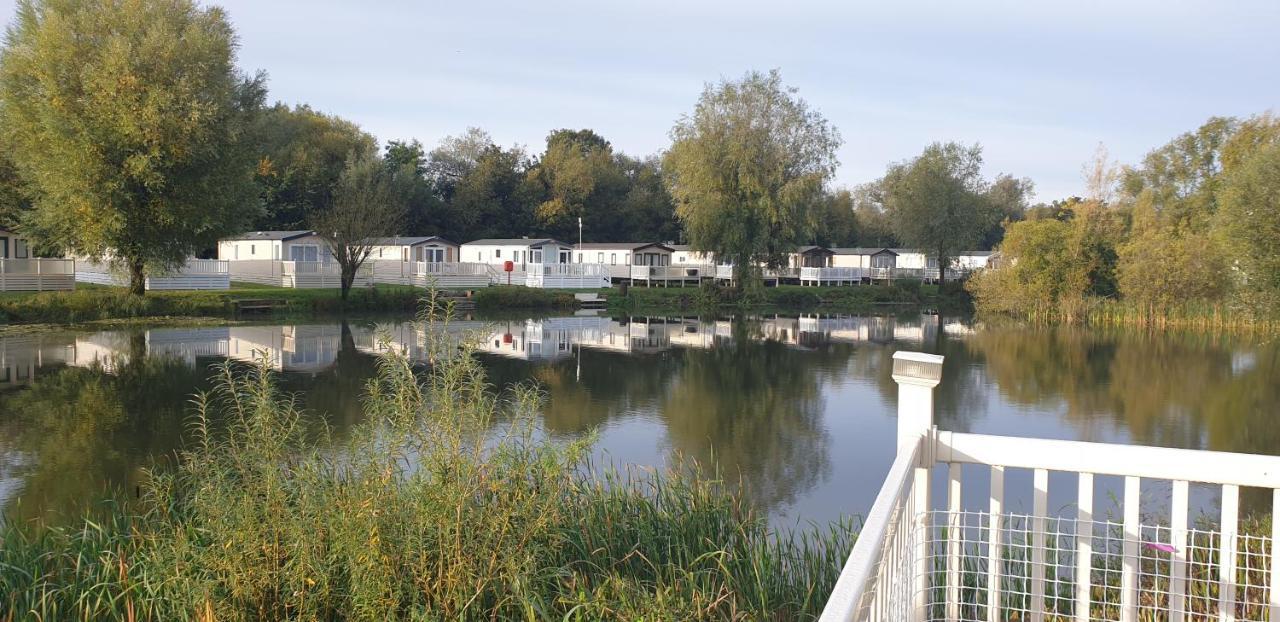 Lakeside Cotswold Holiday Home Cirencester Luaran gambar