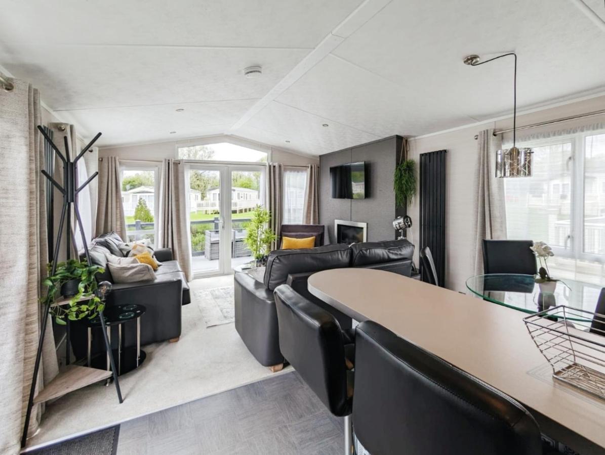 Lakeside Cotswold Holiday Home Cirencester Luaran gambar